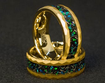 Anel com incrustação de opala verde meteorito: joia unissex de tungstênio dourado