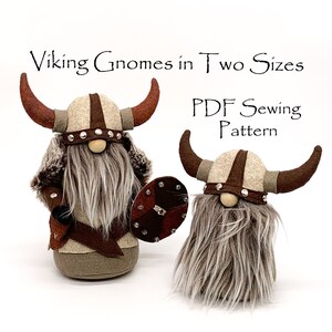 Peut inclure: Deux figurines de gnomes vikings en peluche avec de la fourrure brune, portant des casques bruns et beiges avec des cornes et tenant des boucliers. Le plus grand gnome tient un bouclier avec une sangle en cuir marron. Le texte "Viking Gnomes in Two Sizes PDF Sewing Pattern" est en haut de l'image.