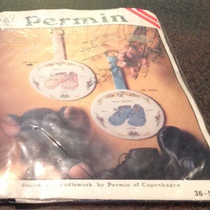 Permin 36-5200 aguja aguja artesanal rosa anuncio gráfico recuerdo niña botitas de bebé