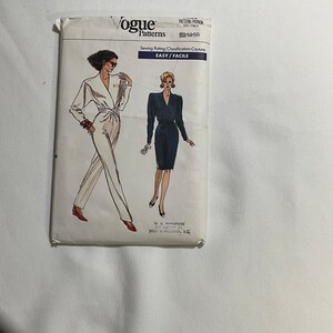 Könnte beinhalten: Vogue Patterns Schnittmuster, Größe 12-14-15, für ein Kleid und einen Jumpsuit. Das Schnittmuster ist mit "Einfach/Facile" gekennzeichnet.