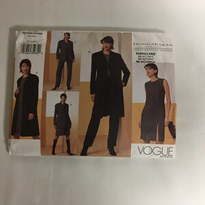 Könnte beinhalten: Ein Schnittmuster für ein schwarzes Kleid, einen schwarzen Mantel und einen schwarzen Hosenanzug. Das Schnittmuster ist von Donna Karan für Vogue Patterns. Die Schnittmuster-Nummer ist 12.14.16. Das Schnittmuster ist für die Größen 12-14-16.