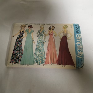 Op de afbeelding: Vintage Simplicity naaipatroon 7229 voor een maxi-jurk met vijf verschillende stijlvariaties. Het patroon is voor maten 10-18 en bevat een jurk met bloemenprint, effen blauw, bloemenprint, effen roze en effen bordeaux.