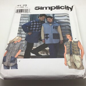 Peut inclure: Patron de couture Simplicity n° 17058 pour une chemise et un gilet. Le patron présente trois styles différents : une chemise à manches longues à motif écossais, un gilet sans manches à motif écossais et une chemise à manches courtes à motif écossais. Le patron est pour les tailles 8-10.