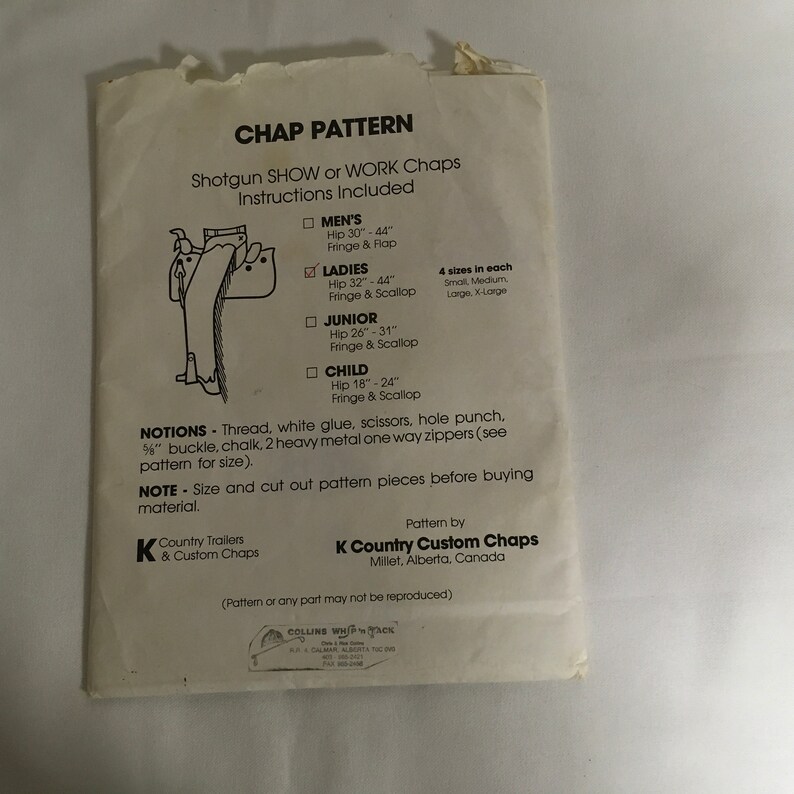 Op de afbeelding: Een wit papieren patroon voor het maken van chaps. Het patroon bevat instructies voor het maken van maten voor heren, dames, junioren en kinderen. Het patroon is voor shotgun show of werk chaps. Het patroon is van K Country Custom Chaps, Millet, Alberta, Canada.