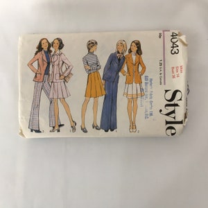 Op de afbeelding: Vintage naaipatroon voor vier verschillende outfits. Het patroon is voor maat 14, borstomvang 36. Het patroon is van Style magazine en is voor 1,25 S.A. & Canada. Het patroon is voor een rok, broek en een jas.