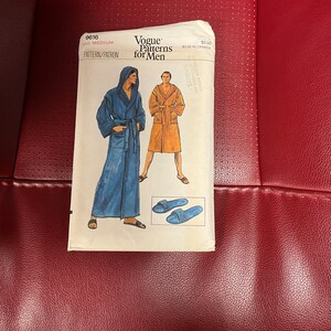 Op de afbeelding: Een naaipatroon voor een badjas met een capuchon. Het patroon is voor een middelgrote maat en is van Vogue Patterns for Men. Het patroon kost $ 3,00 en $ 3,30 in Canada.