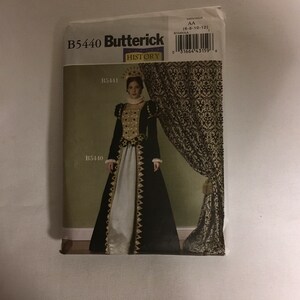 以下が含まれることがあります： 黒と白のガウンに金のトリムを施した裁縫パターン。バターリック製で、サイズ6-8-10-12。パターン番号はB5440です。