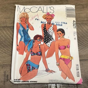 Könnte beinhalten: Eine Vintage-McCall's-Schnittmusterhülle mit Illustrationen von vier Badeanzügen. Das Cover zeigt das McCall's-Logo, die Schnittmusternummer 4321 und die Größe 10. Die Illustrationen zeigen verschiedene Badeanzug-Designs.