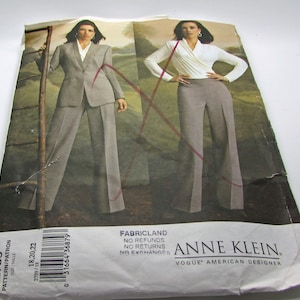 Könnte beinhalten: Ein Schnittmuster für einen Damenanzug mit Blazer und Hose. Das Schnittmuster ist von Anne Klein, einer amerikanischen Designerin von Vogue. Das Schnittmuster ist für die Größen 18, 20 und 22.