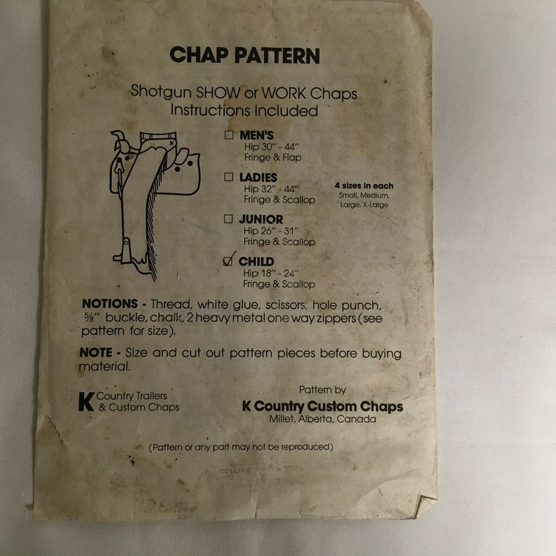 Op de afbeelding: Een zwart-wit patroon voor het maken van chaps. Het patroon bevat instructies voor het maken van maten voor heren, dames, junioren en kinderen. Het patroon is voor shotgun show of werk chaps. Het patroon is van K Country Custom Chaps, Millet, Alberta, Canada. De tekst op het patroon zegt "Patroon of enig deel mag niet worden gereproduceerd."