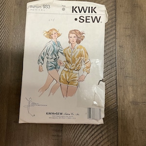 Könnte beinhalten: Ein Vintage-Schnittmuster für ein Damen-Sportoutfit. Das Schnittmuster ist für eine Jacke und eine Shorts. Das Schnittmuster stammt von Kwik-Sew Pattern Co., Inc. und trägt die Nummer 933. Das Schnittmuster ist für die Größen XS, S, M und L.