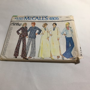 以下が含まれることがあります： カフタンまたはトップとパンツ用のヴィンテージのMcCall's裁縫パターン封筒。パターン番号は4805で、価格は1.50ドル。封筒には、4人の人がさまざまなスタイルを着ているカラフルなイラストが描かれています。