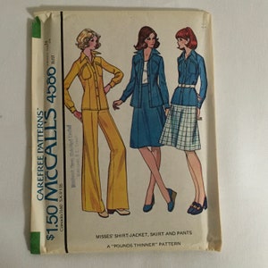 Op de afbeelding: Vintage McCall's naaipatroon voor dameshemdjas, rok en broek. De patroonhoes toont illustraties van de kledingstukken in geel, blauw en ruitjes. De tekst op de envelop bevat "Carefree Patterns" en "A 'Pounds Thinner' Pattern."