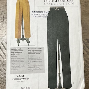 Op de afbeelding: Een naaipatroon-envelop voor de Claire Shaeffer's Custom Couture Collection, nummer 7468, met illustraties van broeken met een hoge taille in geel en zwart. De verpakking bevat tekst in het Engels en Frans, maten 12, 14, 16.