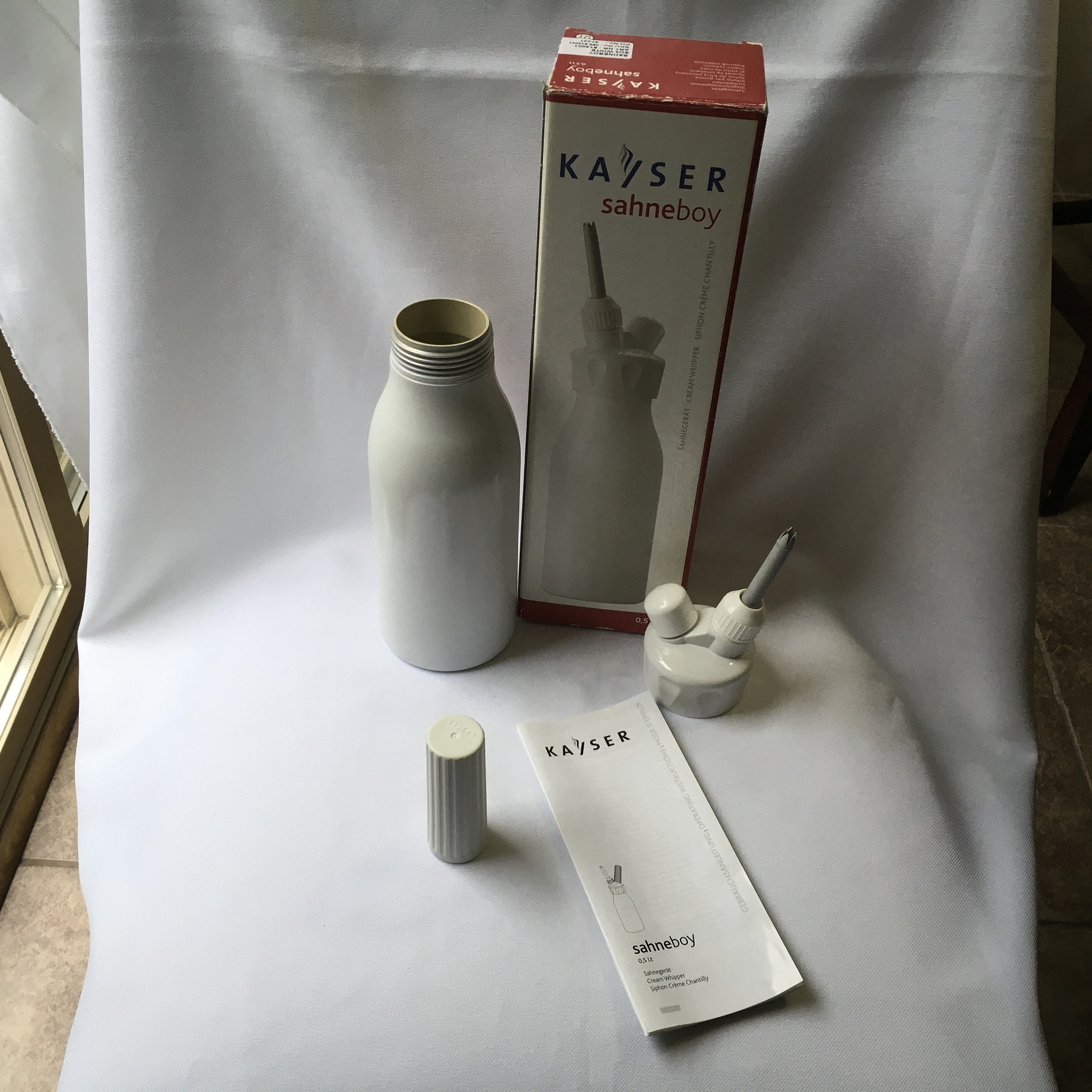 Kayser Sahneboy Crème Whipper Chantilly 0.5 Litre 500 ml White Kitchen Gadget Baking Desserts RV Camping No Power Off Grid