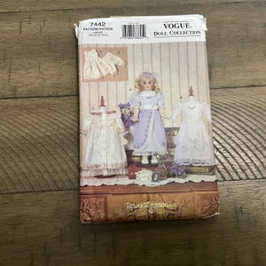 Vogue 7442 Schnittmuster Heirloom 18 ”Puppenkleidung Kleid Kontrast Passe Vorderseite Morgenmantel Slip Pumphose Gefüttert Mieder Spitzenbesatz