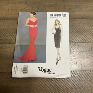 Vogue 1367 Symönster Tom And Linda Platt Klänning Fisksvans Golv Kvällslång Tätt Åtsittande Fodrad Överdel Sidosömmar Fram Storlek 8