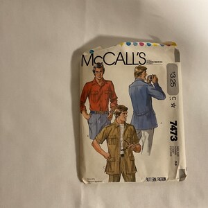 McCall’s 7473 裁縫パターン メンズシャツ サファリカーキシャツ トップステッチヨーク フォワードショルダーシーム ボタンフロント プリーツパッチポケット 38
