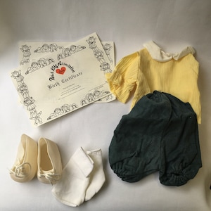 Vintage weiche Skulptur Puppe 16 " Outfit Kleidung Kleiderschrank grüne Hose Strampler gelb Shirt Top Socken Schuhe Geburt Adoption Zertifikat
