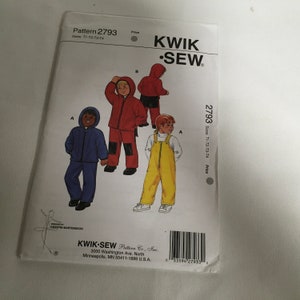 Peut inclure: Patron de couture pour vêtements d'enfants, tailles T1-T2-T3-T4. Le patron comprend trois styles différents : une combinaison rouge et noire, une combinaison bleue et noire et une salopette jaune et bleue. Le patron est de Kwik-Sew Pattern Co., Inc.