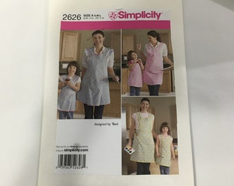 Simplicity 2626 Sewing Pattern Misses Child Mother Daughter Apron Smock Ruffles Pockets Tie Back Artist Baking Cooking DIY Size S M L Uncut