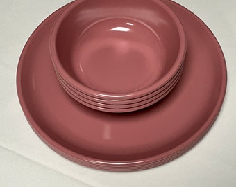 Rubbermaid Melamine 3840 3836 Plates 10” Dinner Plates Salad Cereal Bowls Pink Mauve Set Of 8  Picnic BBQ   Camping  Mid Century Modern