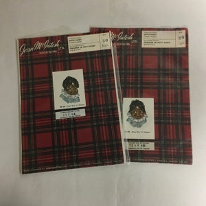 Könnte beinhalten: Zwei Sticksets mit einer Schwarzweißillustration eines Kindes mit blauem Kragen. Die Sets sind mit "Petit Point Trousse de Petit Point" betitelt und stammen von Jean McIntosh Needlework. Die fertige Größe des Bildes beträgt 8,2 cm x 10,8 cm.