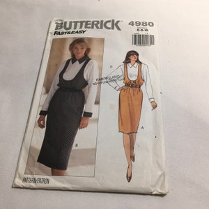 以下が含まれることがあります： サイズ6-8-10のButterick 4980型紙封筒。表面には2種類の衣装のイラストが描かれています。暗い柄のジャンパースカートと白い襟付きシャツ、そして茶色のベルトを合わせた無地のベージュのジャンパースカートと白い襟付きシャツです。