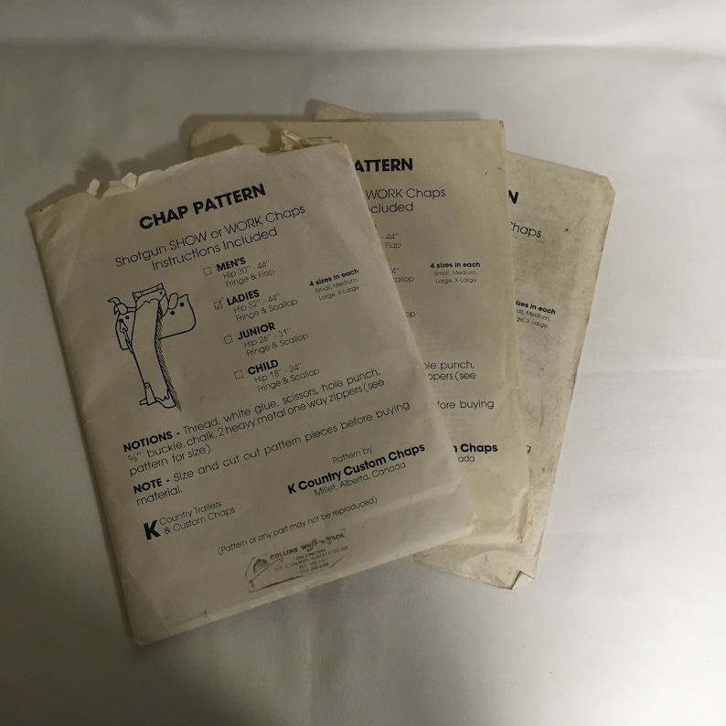 Op de afbeelding: Een set van drie vintage naaipatronen voor het maken van chaps. De patronen zijn gedrukt op wit papier met zwarte tekst en bevatten instructies voor verschillende maten, waaronder heren-, dames-, junior- en kindermaten. De patronen zijn getiteld "Chap Pattern" en "Shotgun Show or Work Chaps".