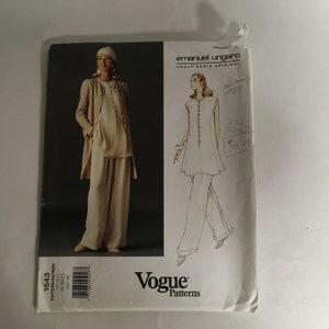 Könnte beinhalten: Ein Schnittmuster für eine ärmellose Tunika und eine Hose. Das Schnittmuster ist von Vogue Patterns und wurde von Emanuel Ungaro entworfen. Die Schnittmuster-Nummer ist 1543.