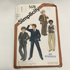 Peut inclure: Patron de couture Simplicity numéro 5678 pour costumes de garçons. Le patron comprend quatre styles de costumes différents, dont un blazer et un pantalon à carreaux, un costume bleu, un costume marron et un gilet et un pantalon. Le patron n'est pas retournable.