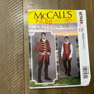 Op de afbeelding: Een naaipatroon voor een rood en zwart kostuum met gouden versieringen. Het patroon is voor Outlander, The Series en is maat MQQ (46-48-50-52). Het patroon kost € 3,00.