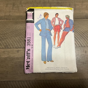 Op de afbeelding: Een vintage McCall's naaipatroon voor mannenkleding. Het patroon is voor een patiojas, broek, wandelshorts en zwembroeken. Het patroonnummer is 3581 en de prijs is $ 1,00.