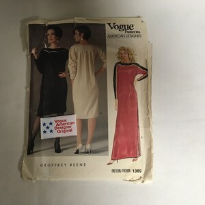 Peut inclure: Un patron de couture vintage pour une robe de Geoffrey Beene. Le patron est pour une robe longue et fluide avec un design simple et élégant. Le patron est de Vogue Patterns, American Designer, et le numéro du patron est 1389.