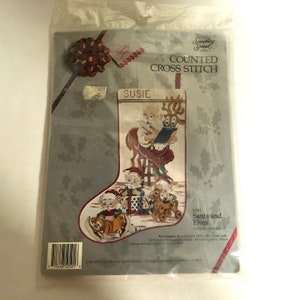 Peut inclure: Un kit de point de croix compté représentant le Père Noël et des lutins. Le kit comprend une toile Aida 14 fils, du fil à broder et un diagramme. La taille finie est de 30,5 x 43,2 cm. Le kit est intitulé "Santa and Elves" et fait partie de la collection "Something Special".