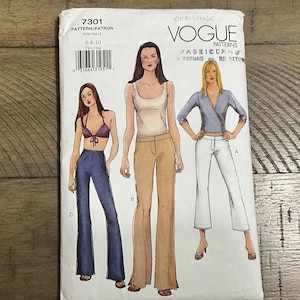 Op de afbeelding: Vogue Patterns naaipatroon envelop met illustraties van drie verschillende outfits. De envelop toont patroonnummer 7301 en maatbereik 6-8-10. Het Vogue Patterns logo is zichtbaar.