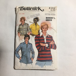 Peut inclure: Un patron de couture vintage pour chemises homme. Le patron comprend trois styles de chemises différents : une chemise à carreaux, un polo jaune et un rugby rayé. Le patron est de Butterick, numéro de patron 4712, et est pour la taille 36. Le patron est étiqueté "All Sales Final".
