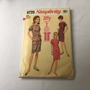 以下が含まれることがあります： シンシティの縫製パターン番号6729は、ジフィーのドレス用です。パターンはサイズ14、バスト34です。パターンには2つのメインパターンが含まれており、カットも縫製も簡単です。パターンには、ドレスの異なるバージョンを着た3人の女性が描かれています。
