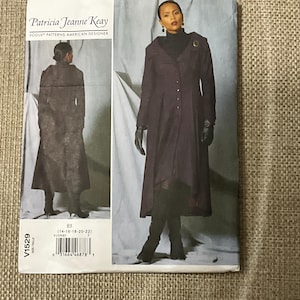 Vogue Sewing V1529 1529 Halvt åtsittande fodrad kappa Fram Bak Sömmar Porträttkrage Framveck Asymmetrisk formad fram Storlek 14 16 18 20 22