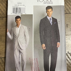Könnte beinhalten: Ein Vogue Patterns Schnittmusterumschlag V8988 Größe MXX (40-42-44-46) mit zwei Anzugdesigns. Design A zeigt einen hellen Nadelstreifenanzug mit weißem Hemd. Design B zeigt einen dunklen Anzug mit hellem Hemd und gemusterter Krawatte.