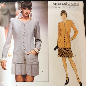 Könnte beinhalten: Ein Vintage-Schnittmuster mit zwei Kleiderdesigns von Emanuel Ungaro, Vogue Paris Original. Das erste Design ist ein graues Kleid mit Knopfleiste und einem Faltenrock. Das zweite Design ist ein braunes Kleid mit Knopfleiste und einem Faltenrock mit schwarz-weißem Punkte-Muster.