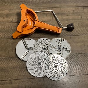 Moulin rotatif vintage Mouli pour oranges, pulpes, riz, purées, légumes cuits, fruits, 5 lames / grilles