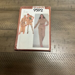 以下が含まれることがあります： シンシティの裁縫パターン番号9592は、パンツスーツ用です。パターンには、茶色のパンツスーツを着た女性が2人描かれています。パターンは白地に茶色の文字で書かれています。