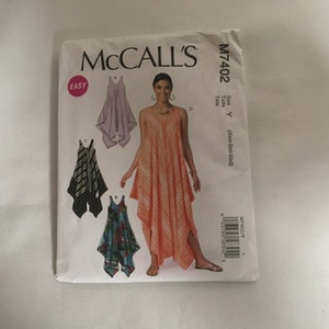 Peut inclure: Un patron de couture pour une robe avec un design drapé. Le patron est pour les tailles XS, S et M. Le patron s'appelle McCall's M7402 et est étiqueté "Facile".