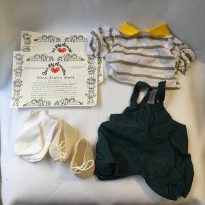 Vintage weiche Skulptur Puppe 16 " Outfit Kleidung Kleiderschrank grün insgesamt Beige gestreift Shirt Top Socken Schuhe Geburt Adoption Zertifikat