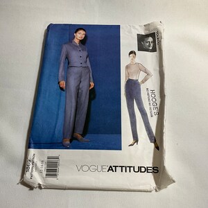 Könnte beinhalten: Ein Schnittmuster für einen Damenanzug. Das Schnittmuster ist für die Größen 12-14-16. Das Schnittmuster ist von Vogue Attitudes und wurde von Hooge's entworfen. Das Schnittmuster ist für eine Jacke und eine Hose. Die Jacke hat einen Kragen und Knöpfe. Die Hose hat eine hohe Taille und ist gerade geschnitten.