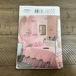 Könnte beinhalten: Vogue Decor Schnittmuster für ein Schlafzimmer-Set mit rosa Bettdecke, Rüschenrock und Baldachin. Das Muster enthält ein Bett mit weißem Metallrahmen, Kissen und einem kleinen Nachttisch. Der Text "FINAL SALE" ist sichtbar.