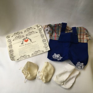 Vintage weiche Skulptur Puppe 16 " Outfit Kleidung Kleiderschrank ein Stück Insgesamt Kontrast Strampler Socken Schuhe Geburt Adoption Zertifikat