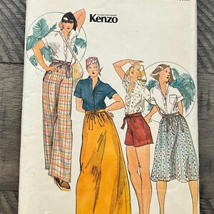 以下が含まれることがあります： ケンゾーがデザインした4つの衣装のイラストが描かれた、バターリック4259の型紙封筒（サイズ12）。ボタンダウンシャツ、チェック柄のワイドパンツ、長い黄色のスカート、ショートパンツの様々な組み合わせが描かれています。