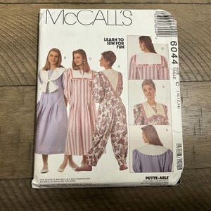 Könnte beinhalten: McCall's Schnittmusterumschlag mit drei verschiedenen Kleiderdesigns mit großen Kragen. Der Umschlag trägt den Text "Learn to Sew for Fun" und die Schnittmusternummer 6044. Die Größe ist C (10,12,14).